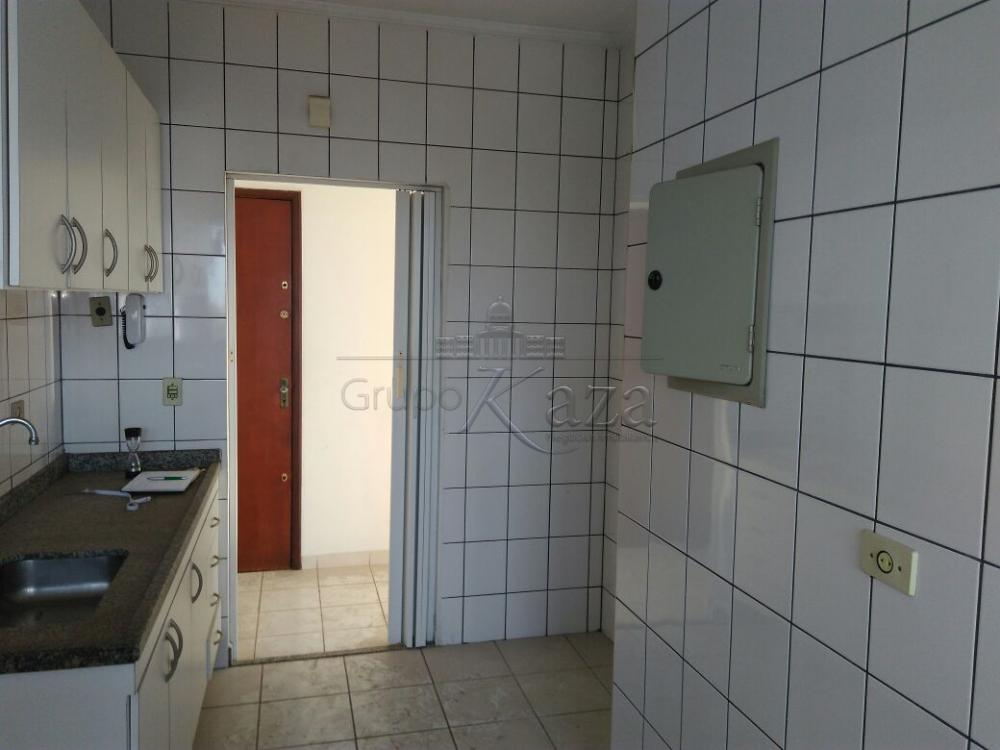 Cozinha com Ármarios