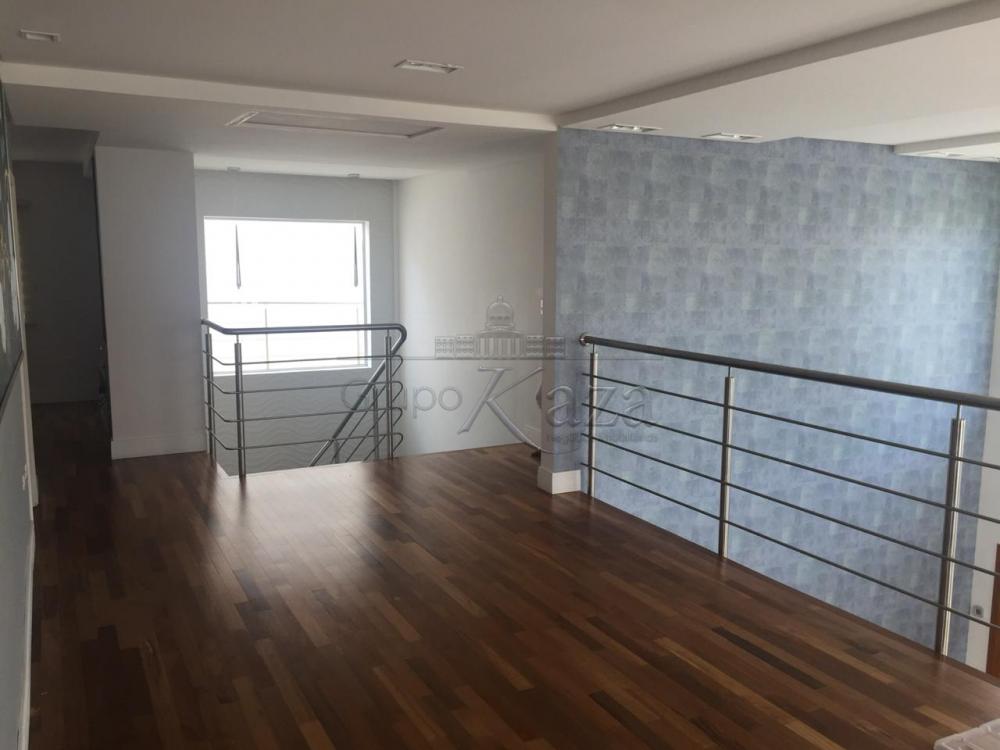 Corredor para os quartos, com sala íntima
