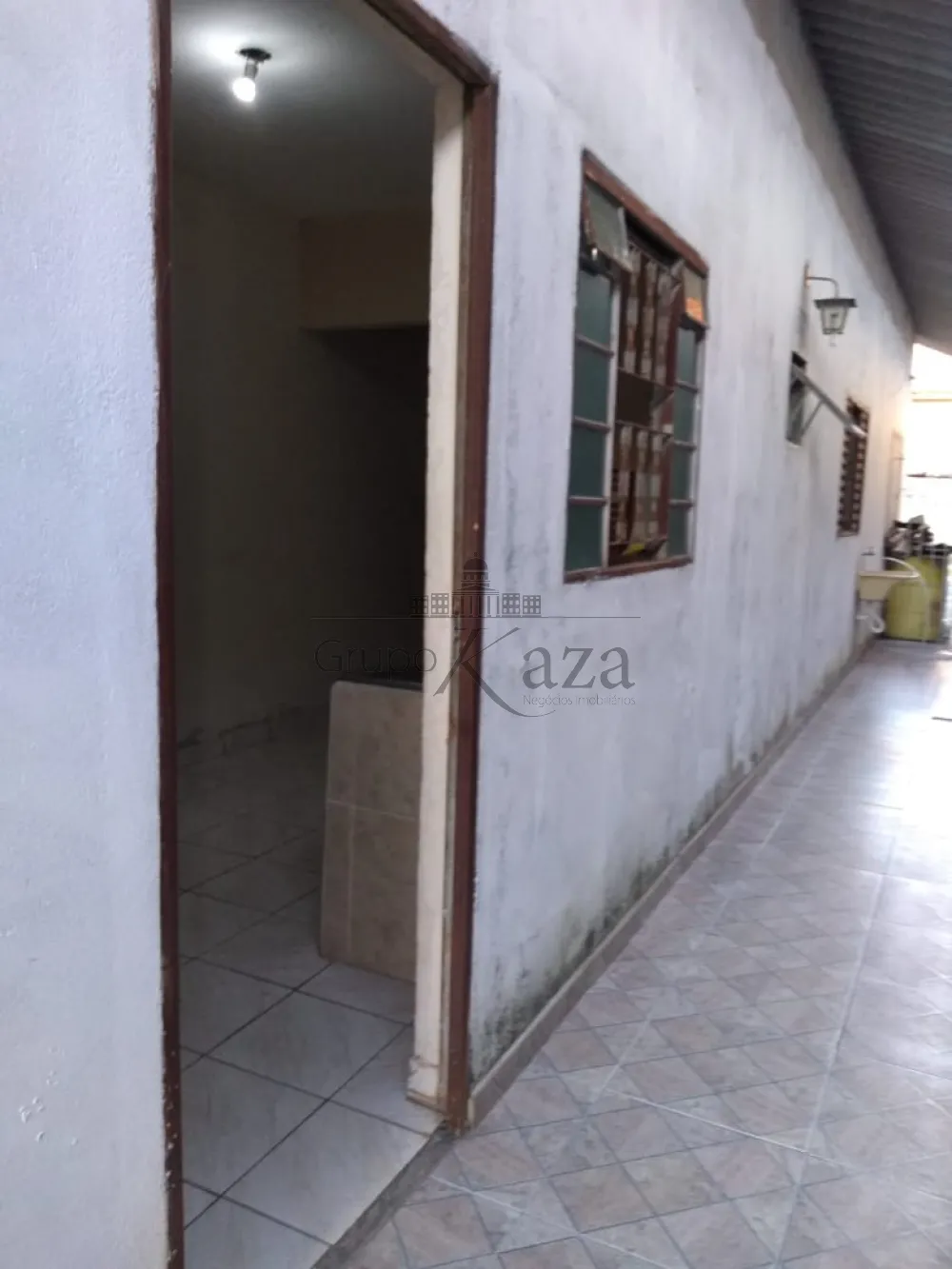 corredor externo da edicula com tanque