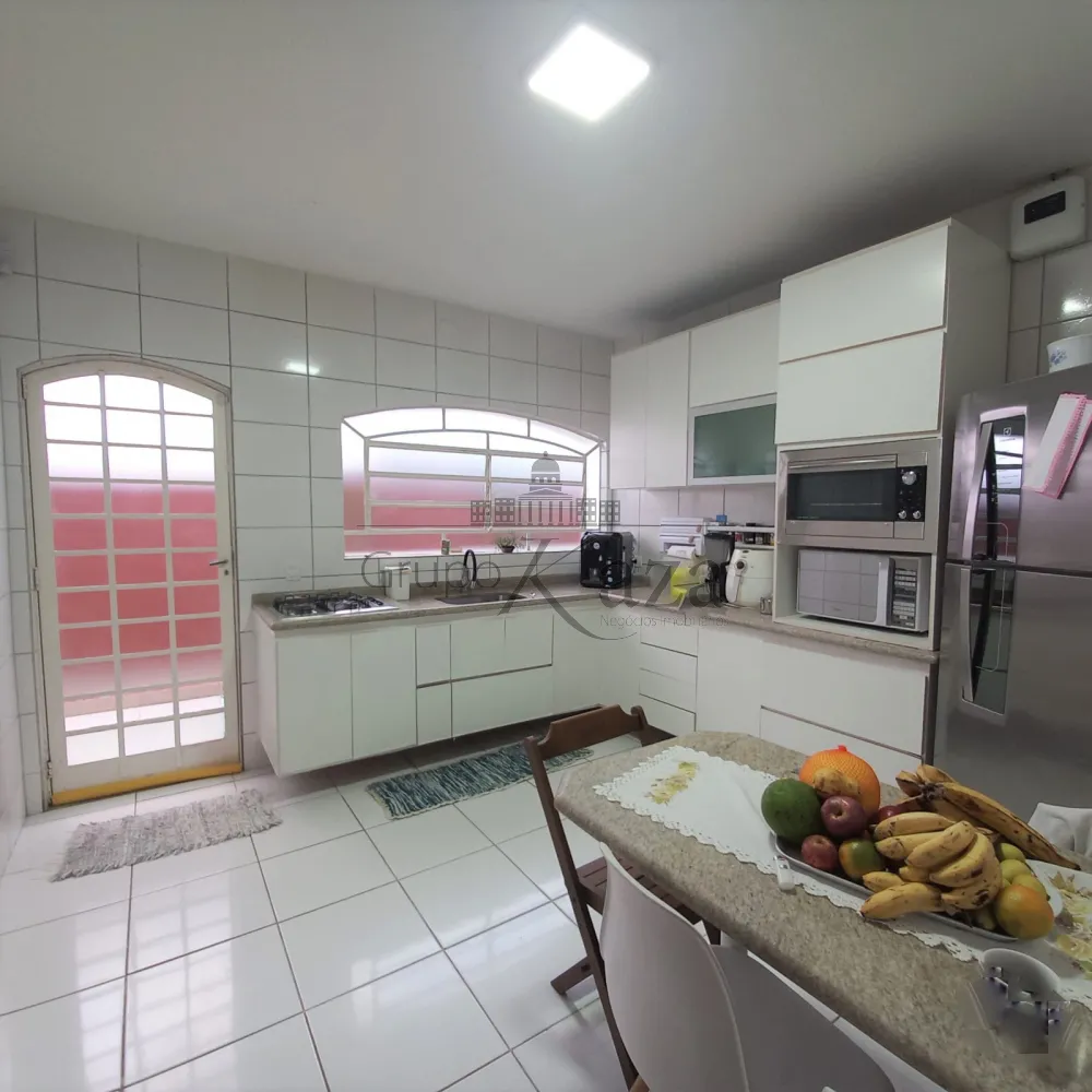 Foto 7 de Casa Padrão em Jardim das Indústrias, São José dos Campos - imagem 7