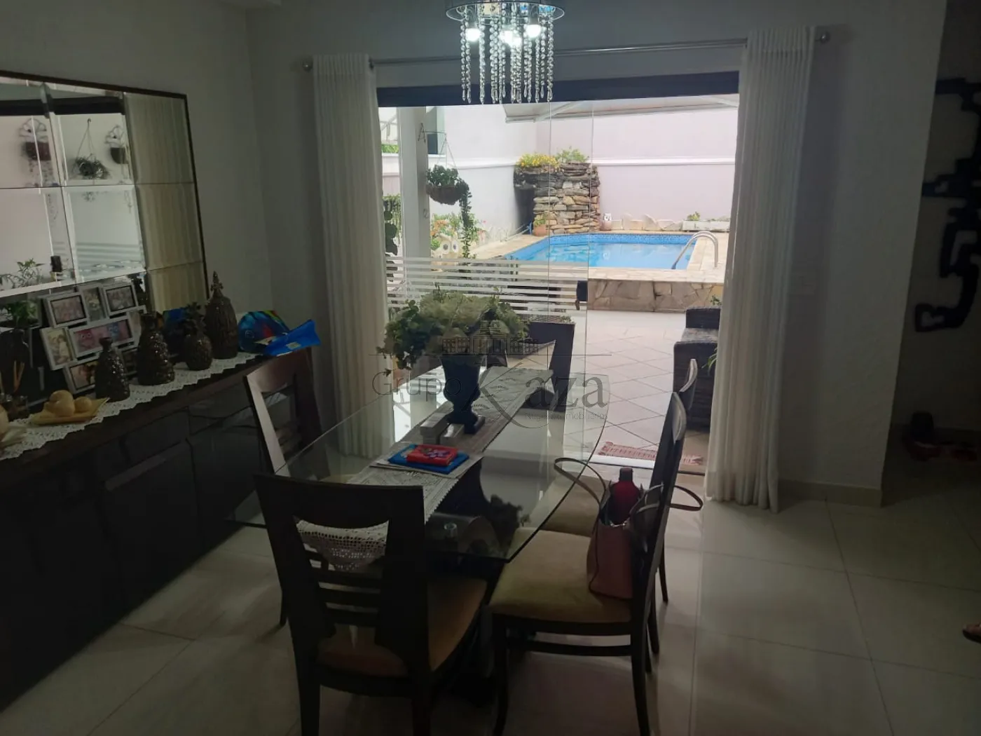 Sala de jantar com piscina ao fundo
