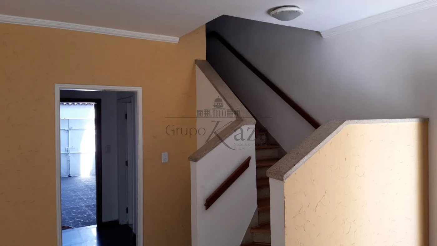 Sala com escada para 1º andar